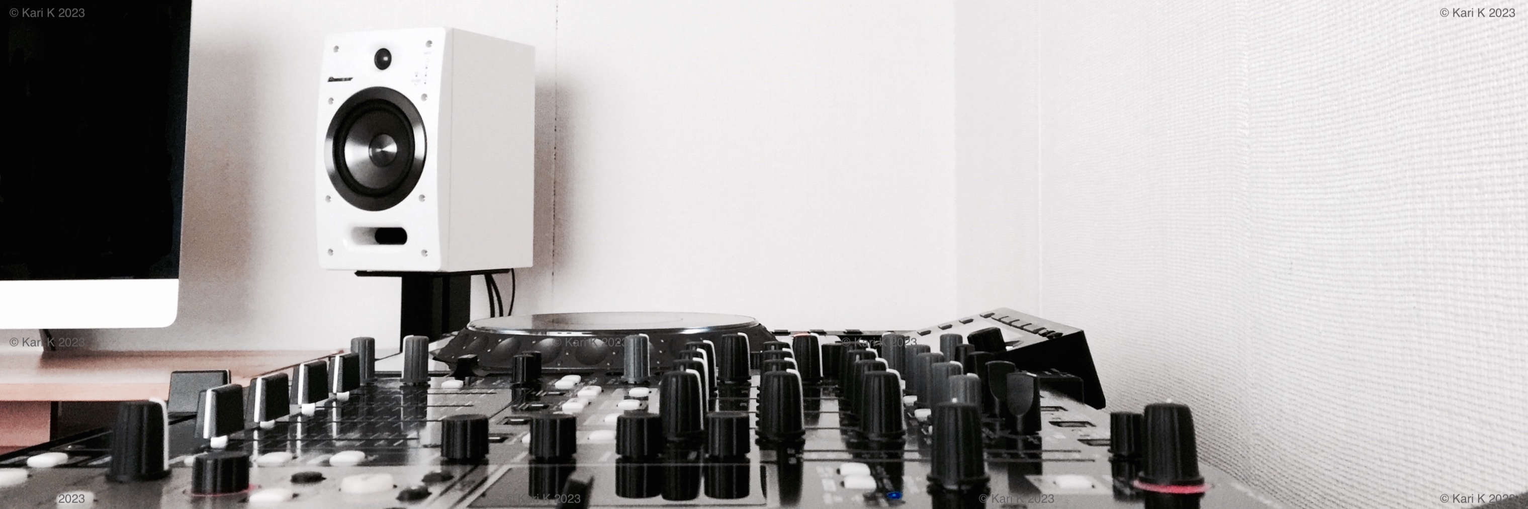 Valokuva vanhasta musiikkistudiosta. Taustalla tietokone sekä erilaisia musisointivälineitä.